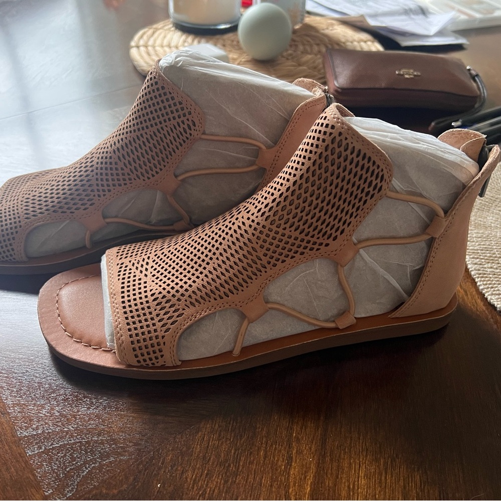 Lucky Brand Women's Tan Sandals